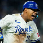 Robert Suárez hace imbatible a San Diego cuando sube al montículo