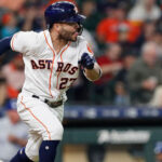 Las pelotas le siguen huyendo a Ronald Acuña