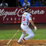 Bravos igualó el primer lugar con victoria ante Tiburones