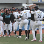 Tiburones vino de atrás contra Caribes y sumó su primera victoria