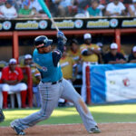 Tiburones el primer semifinalista tras apalear a Caribes