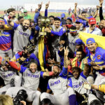 Gene Clines jugó pelota de altura para Tiburones