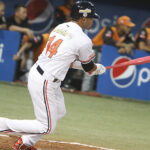 Breyvic Valera espera la luz verde en el dugout de Bravos