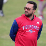 Yadier Molina realiza ajustes en el bullpen del Magallanes