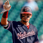 Carlos Carrasco recuperado de la cirugía en el codo