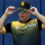 Lanzador Nate Antone contratado por Tiburones