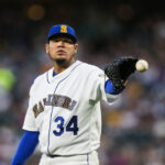 Martín Pérez usará un guante especial durante su regreso