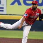 Félix Hernández hace ejercicios para fortalecer el hombro