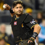 Félix Hernández hace ejercicios para fortalecer el hombro