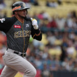 Breyvic Valera espera la luz verde en el dugout de Bravos