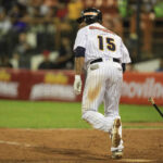 Águilas sigue invicto a fuerza de batazos