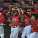 Tiburones derrotó a Caribes en maratónico encuentro