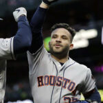 Carlos González fue subido por los Indios