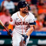 Álvarez sigue sumando récords con sus batazos de largo metraje