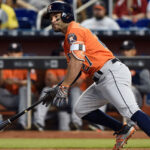 Yusmeiro Petit celebró su primer triunfo con los Ángeles