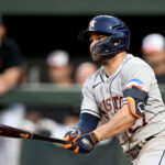 Tiburones reforzó su bullpen con dos relevistas