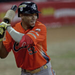 Yadier Molina realiza ajustes en el bullpen del Magallanes