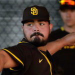 El derecho Alex McRae se une a Leones