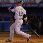 Eduardo Escobar y Marwin González firmaron contratos