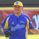 Eduardo Escobar y Marwin González firmaron contratos