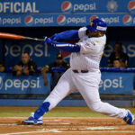 Arturo Nieto se abre paso entre los receptores del Magallanes