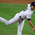 Robert Suárez se destaca como cerrador en Japón