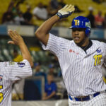 Bravos igualó el primer lugar con victoria ante Tiburones