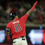 Gabriel Arias se quedó con el puesto de utility en Cleveland