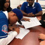 Elvis Andrus se roba bases y récords sin ser visto