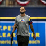 Carlos González sigue con Seattle