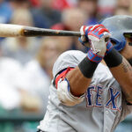 Ernesto Mejía renovó su contrato con Seibu por tres años