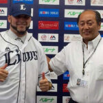 Ernesto Mejía empató el liderato de jonrones en Japón