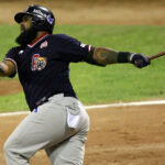 Magallanes vino de atrás tres veces para imponerse a Tiburones