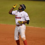 Águilas atacó temprano y superó a Bravos