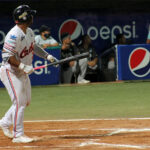 Tiburones superó a las Águilas y volvió a montarse en .500