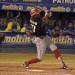 Águilas se colocó a un paso de las semifinales al blanquear a Caribes