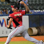 Dioner Navarro pegó dos cuadrangulares para guiar a Tiburones