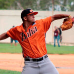 Cardenales contrató al dominicano Víctor Capellán