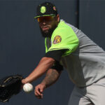 Luis Sardiñas trata de mejorar su juego mientras ayuda a Tiburones