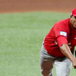 Orlando Arcia remolcó tres y Caracas trepó a la punta