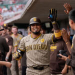 Robert Suárez extendió cadena de ceros y consiguió una marca para los Padres