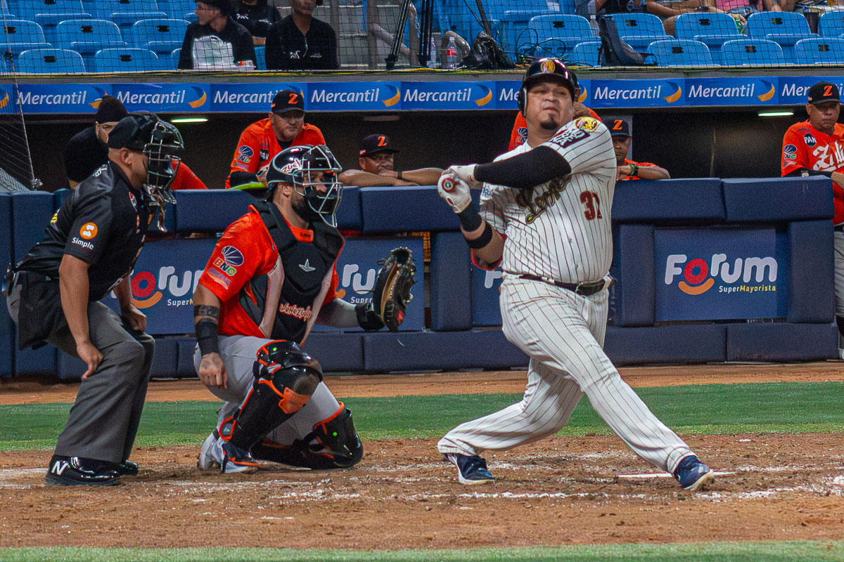 Leones barrió a Águilas y recuperó la confianza