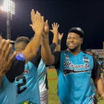 Los Tiburones tomaron la cima de la clasificación a punta de batazos