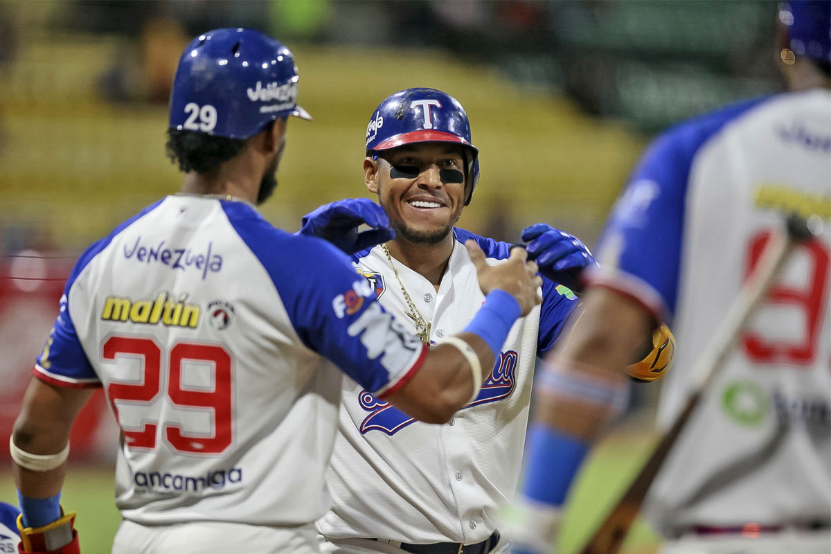 Tiburones conservó el primer lugar con triunfo contundente ante Águilas 