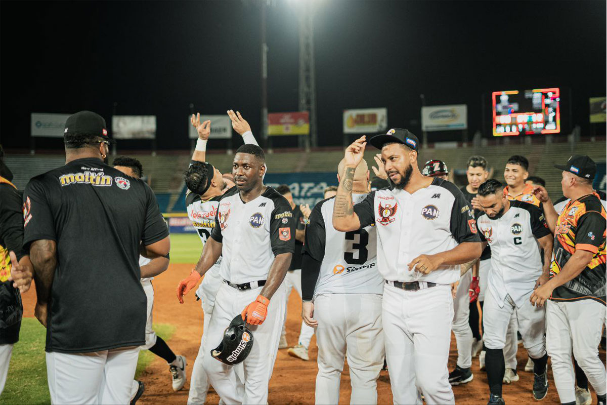 Águilas selló la barrida ante Bravos para igualar el primer lugar