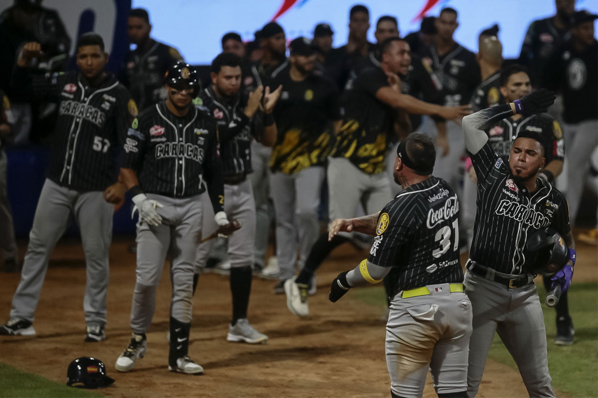 Leones devolvieron el golpe para dividir ante Caribes