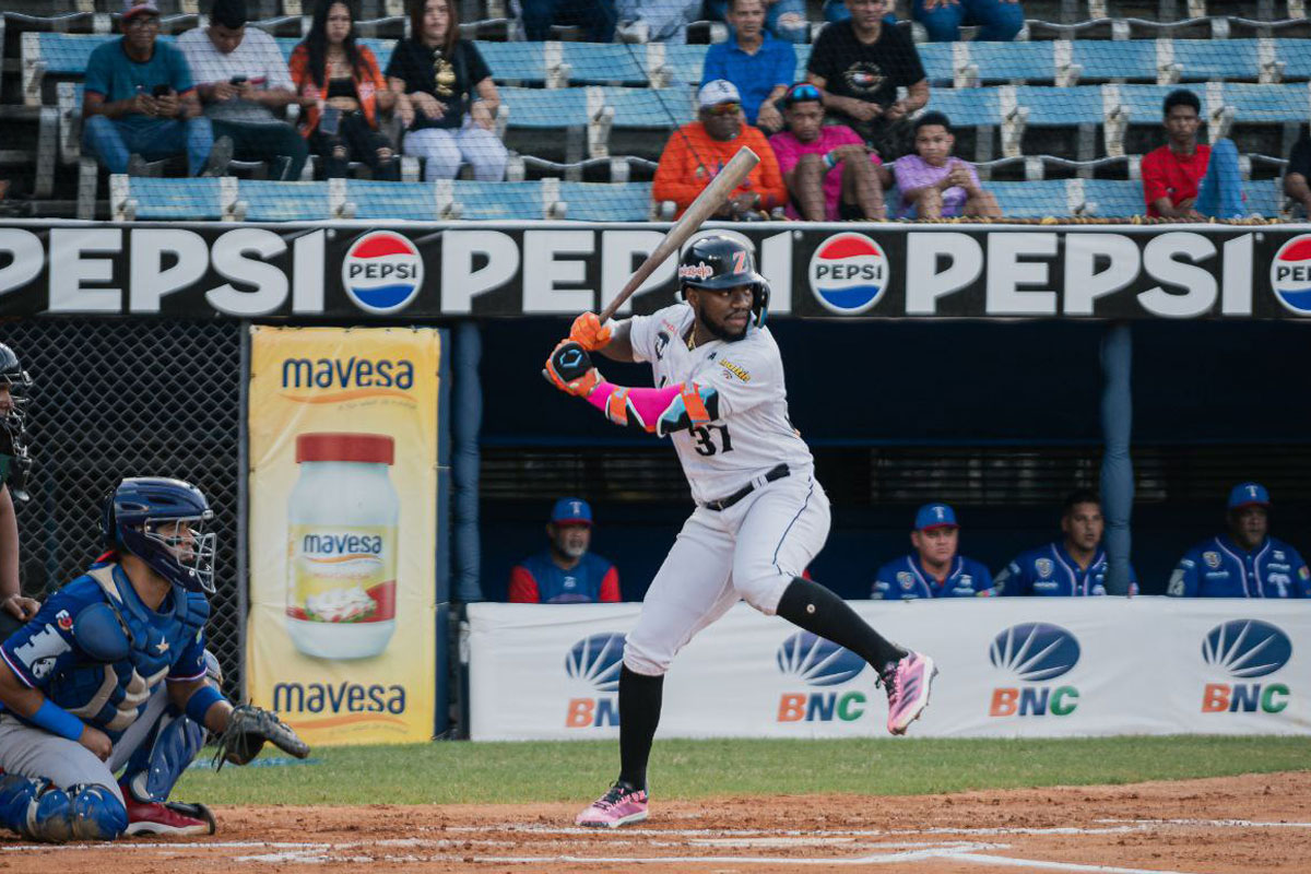 Águilas dejó en el terreno a Tiburones con hit de oro de Osleivis Basabe 