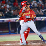 Águilas reaccionó para alargar su racha e igualar la cima