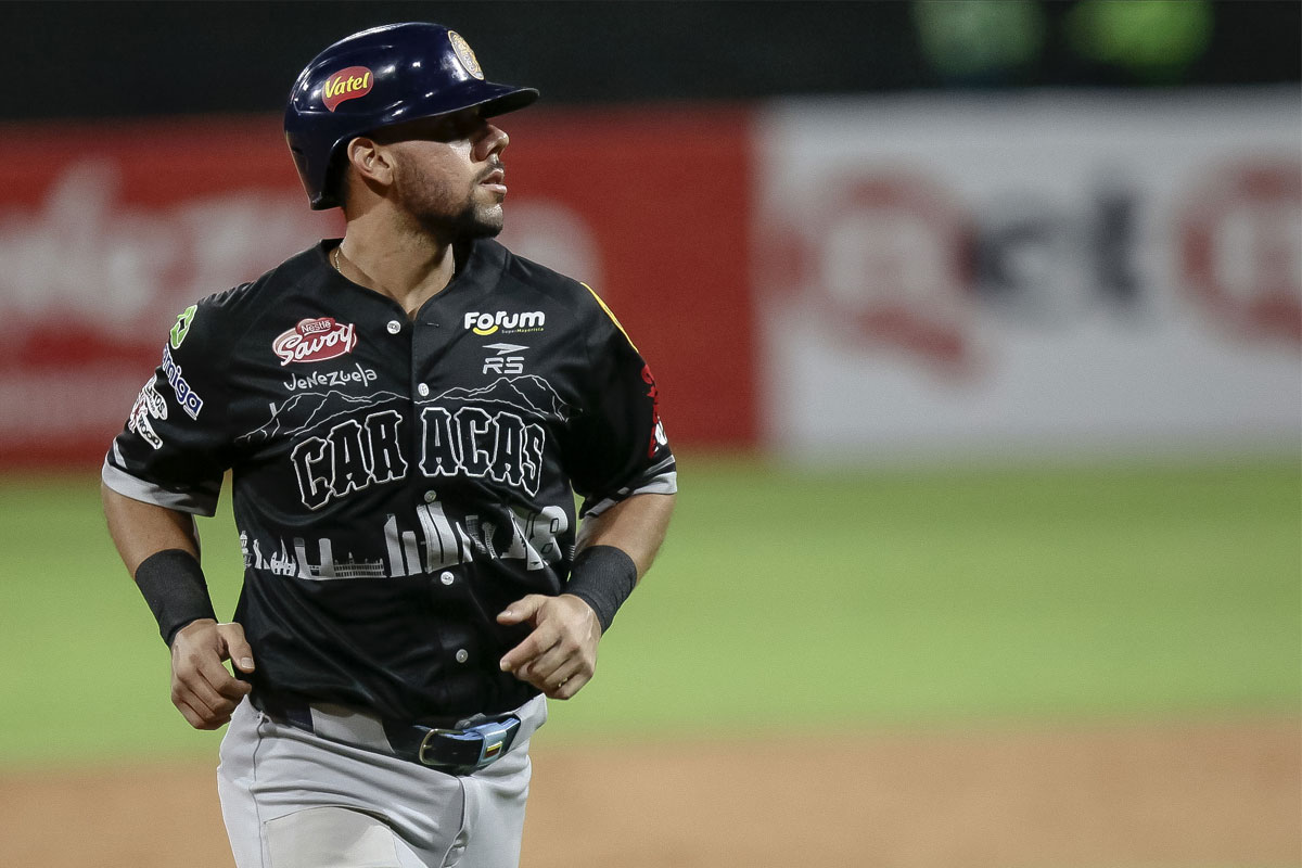 Leones devolvieron el golpe para dividir ante Caribes