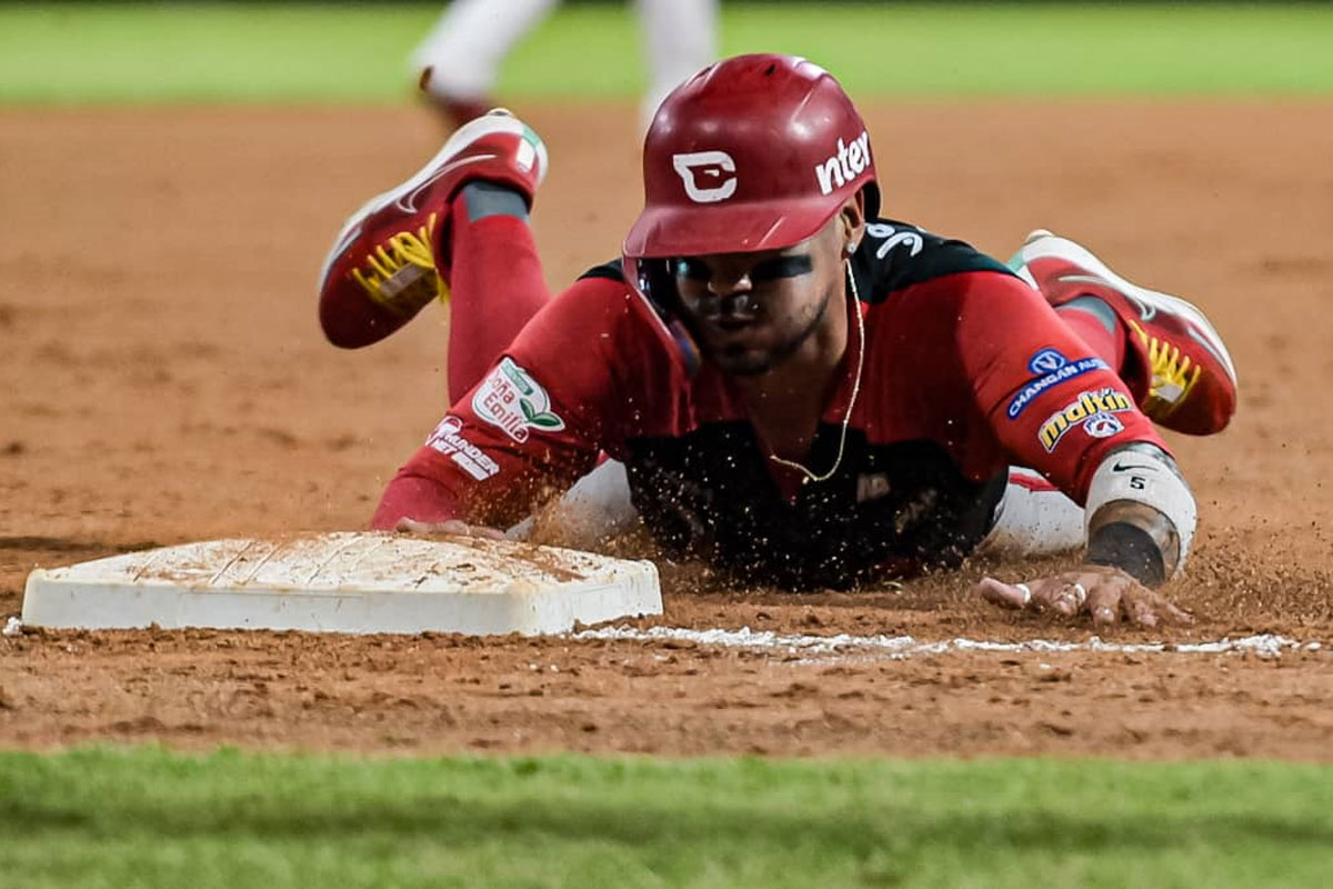 Juniel Querecuto pasó de Cardenales a Tiburones en un cambio de cuatro jugadores